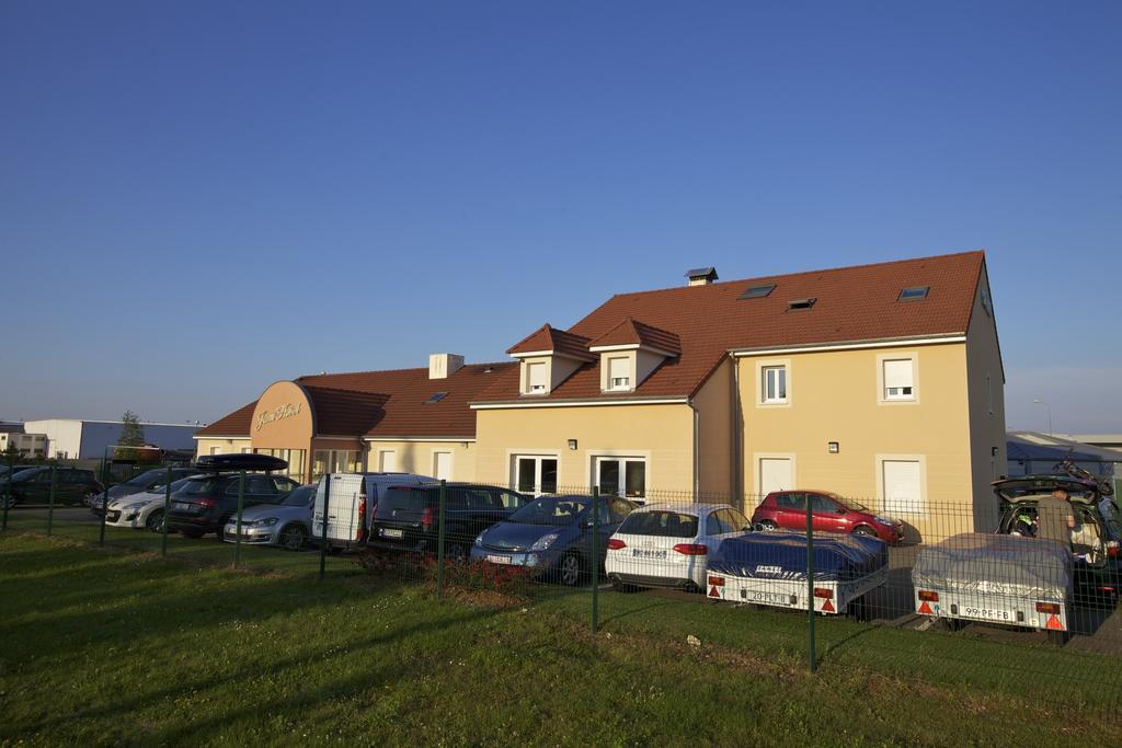 Logis Jum'Hotel Saints-Geosmes Luaran gambar